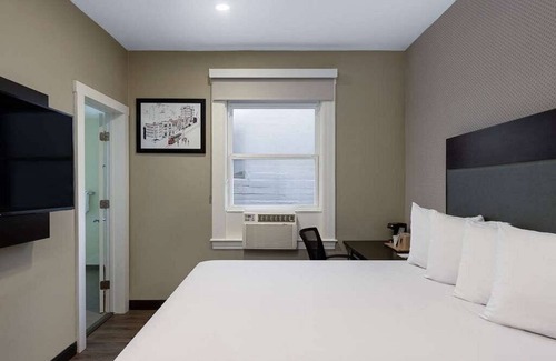 Tenderloin Hotel | Super 8 hotel room near Union Square and Moscone Convention Center