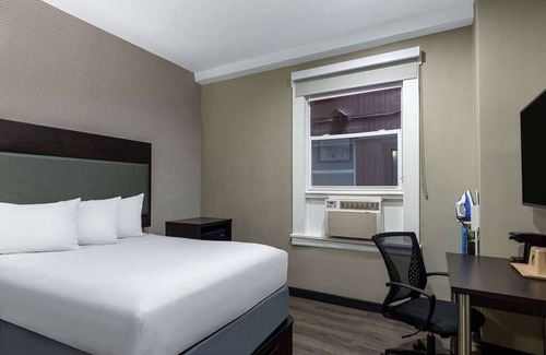 Tenderloin Hotel | Super 8 hotel room near Union Square and Moscone Convention Center