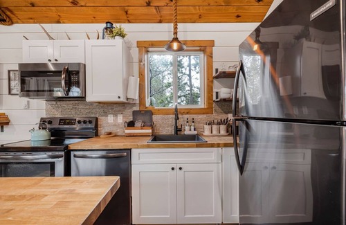 Island Park House | SUPER CUTE & CLEAN MODERN HOME 40 min. to YNP