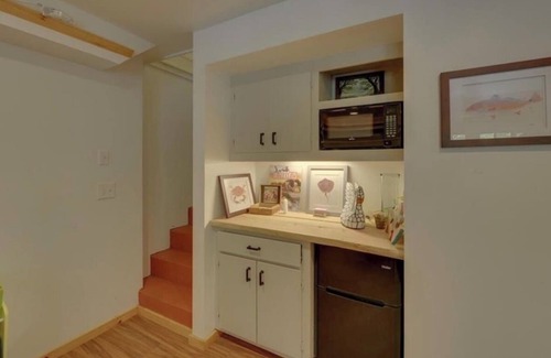 Reed Creek House | SUPER CUTE On the lake, Deep Water quiet cove; DOG FRIENDLY, easy walk to lake