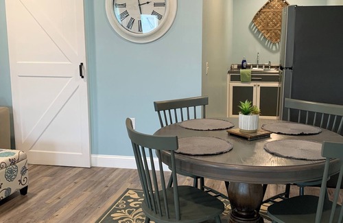 Okmulgee County Apartment | Super cute studio apartment south of Tulsa! Newly renovated and ready to go!