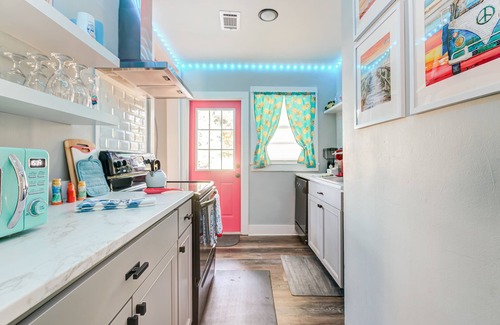 Bellview House | Super Fun Family Bungalow - Hot Tub - Yard Games - Seasonal Cowboy pool