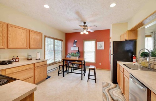 Tannersville House | Super Game Room with its Own Theater—Pet Friendly