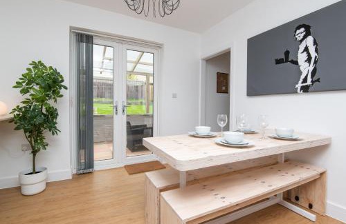 Severn Beach House | Super King Bed Free Parking Alexa Garden Patio BBQ Sleeps 6
