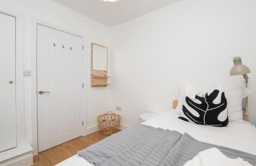 Severn Beach House | Super King Bed Free Parking Alexa Garden Patio BBQ Sleeps 6