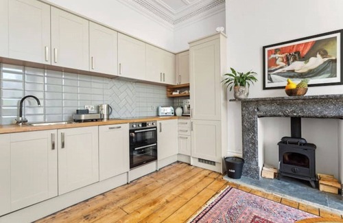 St Leonards-On-Sea Apartment | Super king four-poster bed nr beach. Family luxury