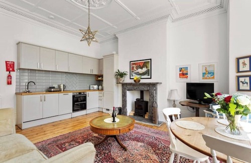 St Leonards-On-Sea Apartment | Super king four-poster bed nr beach. Family luxury