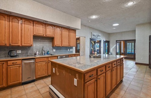 Wilkes-Barre House | Super Luxury Mansion & Green Retreat In Plains PA