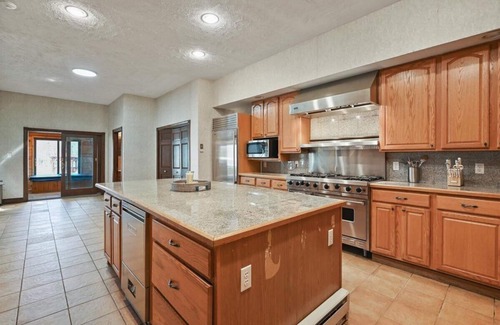 Wilkes-Barre House | Super Luxury Mansion & Green Retreat In Plains PA