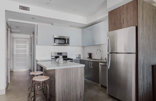 Greater Wilshire - Hancock Park Apartment | Super Mid-Wilshire Studio w/Gym, Pool, Spa & Roof Lounge, by Blueground