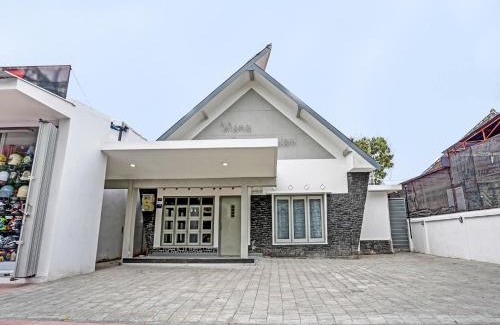 Blitar Hotel | SUPER OYO 91618 Hotel Nawangwulan