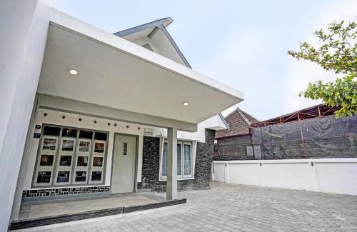 Blitar Hotel | SUPER OYO 91618 Hotel Nawangwulan