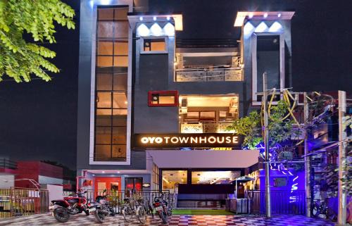 Indira Nagar Hotel | Super TownHouse 244 Munshipuliya