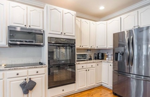 Salisbury House | Superb 4-bedroom house with AC, full kitchen, laundry in Salisbury