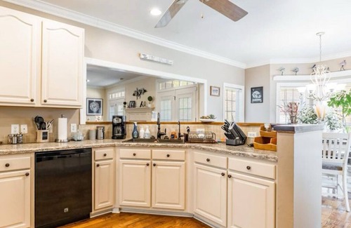 Salisbury House | Superb 4-bedroom house with AC, full kitchen, laundry in Salisbury