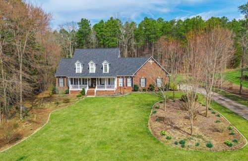 Salisbury House | Superb 4-bedroom house with AC, full kitchen, laundry in Salisbury