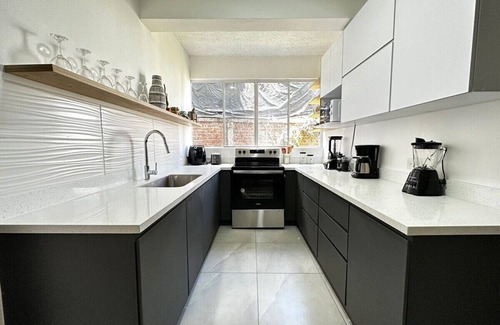San Salvador House | Superb 5-bedroom house in San Benito! Fast Wifi & Big Garden!n