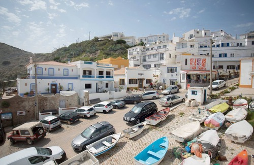 Burgau Apartment | SUPERB APARTMENT WITH FAST WI-FI, BALCONY, SHARED POOL AND SHORT WALK TO BEACH.