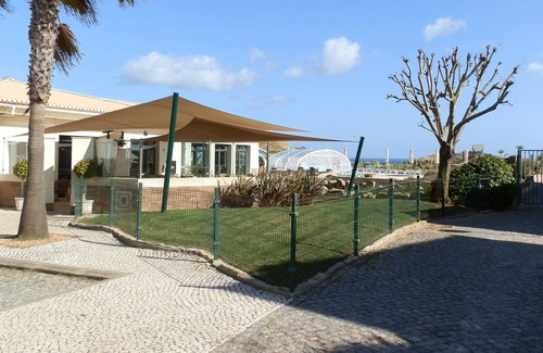 Burgau Apartment | SUPERB APARTMENT WITH FAST WI-FI, BALCONY, SHARED POOL AND SHORT WALK TO BEACH.