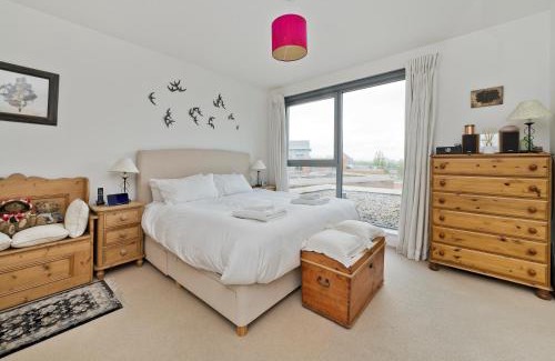 East Putney Apartment | Superb apartment with terrace near the river in Putney by UnderTheDoormat