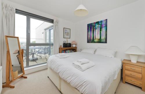 East Putney Apartment | Superb apartment with terrace near the river in Putney by UnderTheDoormat