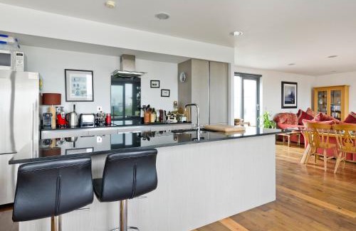 East Putney Apartment | Superb apartment with terrace near the river in Putney by UnderTheDoormat