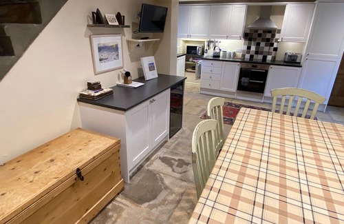 Worton House | Superb, detached, traditional long house for up-to 6. WiFi, walks from the door, 2 multi-fuel stove