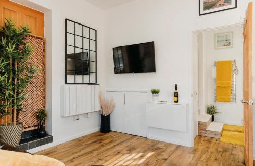 Caldicot Apartment | Superb Guest Suite in Caldicot with Parking