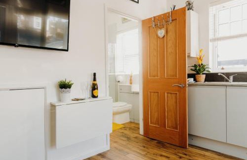 Caldicot Apartment | Superb Guest Suite in Caldicot with Parking