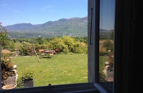 Saint-Martin-de-Bavel Cottage | Superb house with vines and view of the Grand Colombier