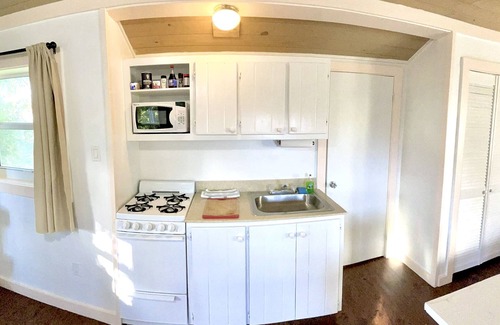 Alice Town House | Superb Location/Walk to Beaches-Bars- Restaurants/AC/Bahamian Owned.