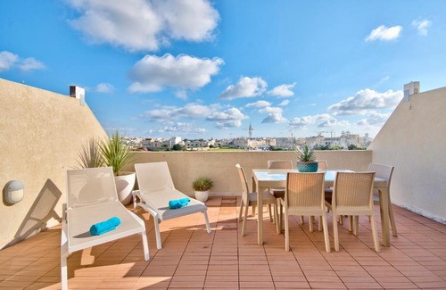 San Pawl tat-Targa Apartment | Superb Penthouse with City Views & Terrace