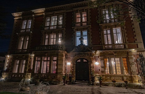 Nevian House | Superb romantic 8-bedroom chateau with AC and WiFi in the south of France