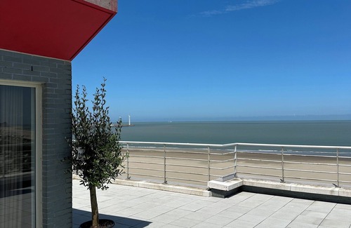 Heist Apartment | Superb seafront penthouse 90 M2 and 90 M2 terrace 2 garages <2 bedrooms 2 bathrooms