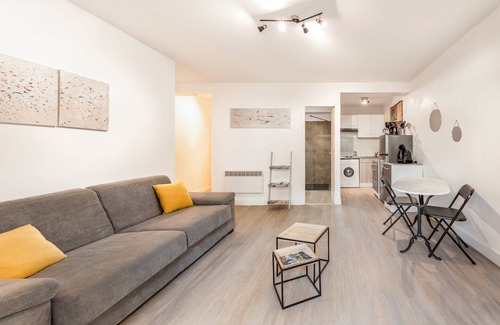 Greoux-les-Bains Apartment | Superb studio with private garden