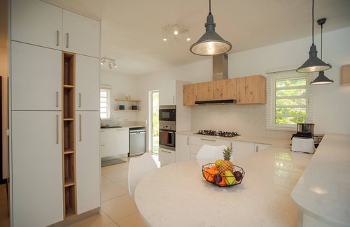 Wolmar Villa | Superb Villa of 205 m2 with swimming pool, beach at 200m, maid and cooking.