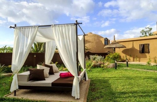 Albion Villa | Superb Villa – Pool/Tropical Garden/WiFi/Daily Housekeeping/Beach 75m