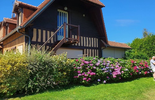 Clarbec House | Superb villa with indoor swimming pool, tennis court, piano