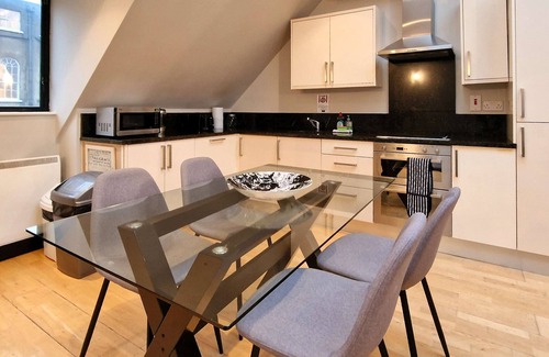 Grand Canal Dock House | Superbly located! Bright and Airy Mews.