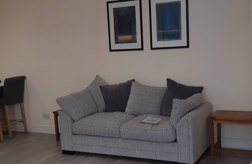 Horsham Apartment | Superbly located executive apartment.