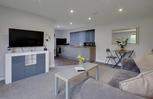 Matchams Apartment | Superior Lodge with Private Garden