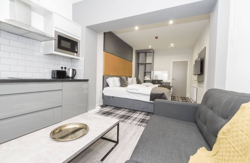 Scunthorpe Apartment | superior studio suite with en suite bathroom