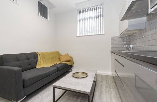 Scunthorpe Apartment | superior studio suite with en suite bathroom