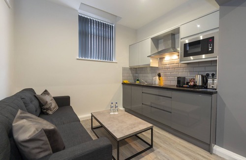 Scunthorpe Apartment | superior studio suite with en suite bathroom