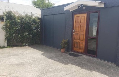 Te Awamutu House | Superking-bed granny flat/free wifi & parking - self check in