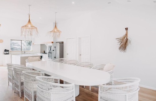 Wonnerup House | Sur Isle Estate. 11 bed entertainer, walk to beach