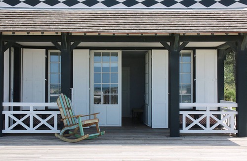 Deauville House | Sur les Planches de Deauville, les Pieds Dans L'eau