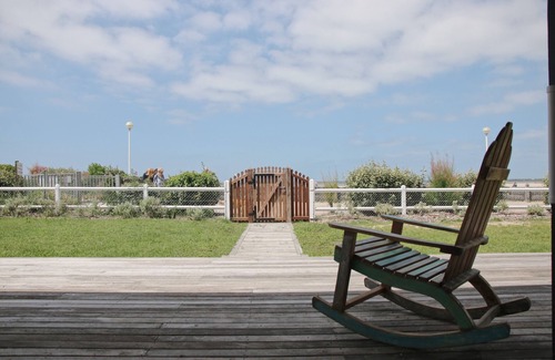 Deauville House | Sur les Planches de Deauville, les Pieds Dans L'eau