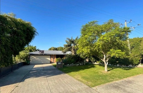 Singleton House | Surf Stay 3 Bedroom house 300m from the beach, Tennis court, Lawn Bowls and oval