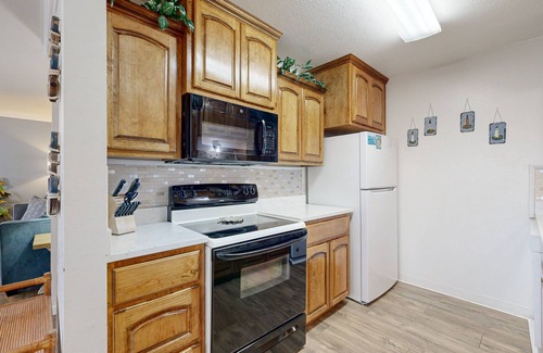 Corpus Christi Condo | SURF211: Beach Access Across the Street, Shared Heated Pool